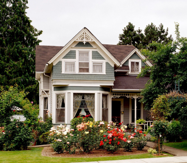 Dinding eksterior dengan aksen ornamen